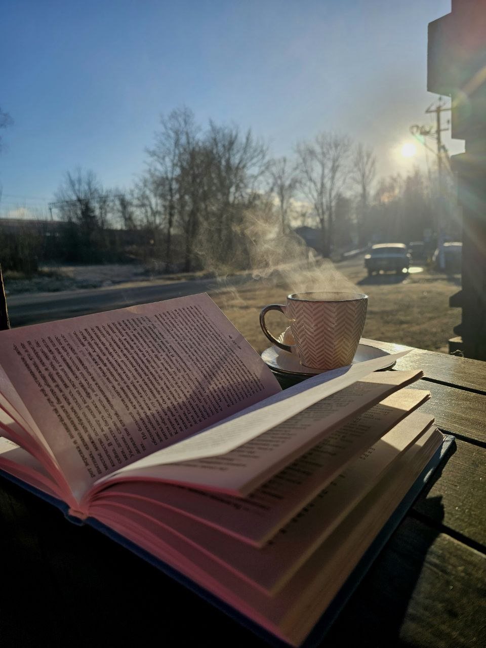 Книга и кофе на столике веранды